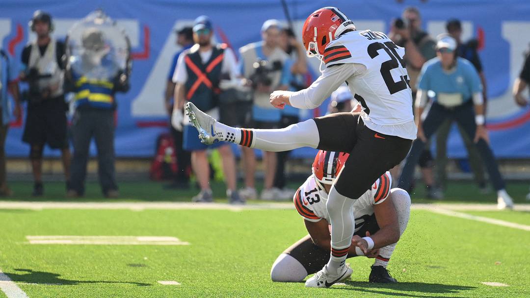 Oct 25, 2026; Nashville, Tennessee, USA; Cleveland Browns placekicker Andre Szmyt (25) kicks the game-winning thirty-two-yard field goal held by punter Corey Bojorquez (13) against the Tennessee Titans during the fourth quarter at Nissan Stadium. Mandatory Credit: Steve Roberts-Imagn Images Oct 25, 2026; Nashville, Tennessee, USA; Cleveland Browns placekicker Andre Szmyt (25) kicks the game-winning thirty-two-yard field goal held by punter Corey Bojorquez (13) against the Tennessee Titans during the fourth quarter at Nissan Stadium. Mandatory Credit: Steve Roberts-Imagn Images