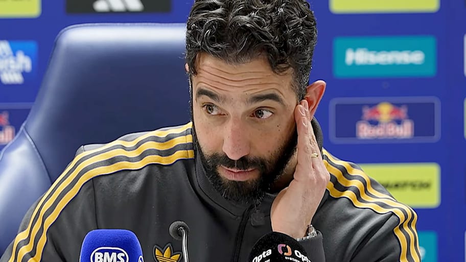 Ruben Amorim staring down a reporter.