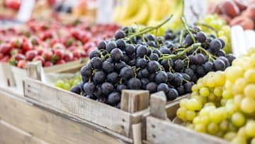 Keep these antioxidant-rich fruits firm and fresh for longer with these tips. 
