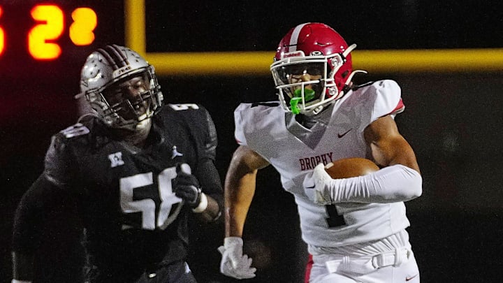 Brophy wide receiver Devin Fitzgerald (1), the son of Arizona Cardinals legend Larry Fitzgerald, sprints down the field for a 64-yard touchdown against Hamilton during a Sept. 19, 2025 contest