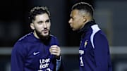 Rayan Cherki et Kylian Mbappé - équipe de France