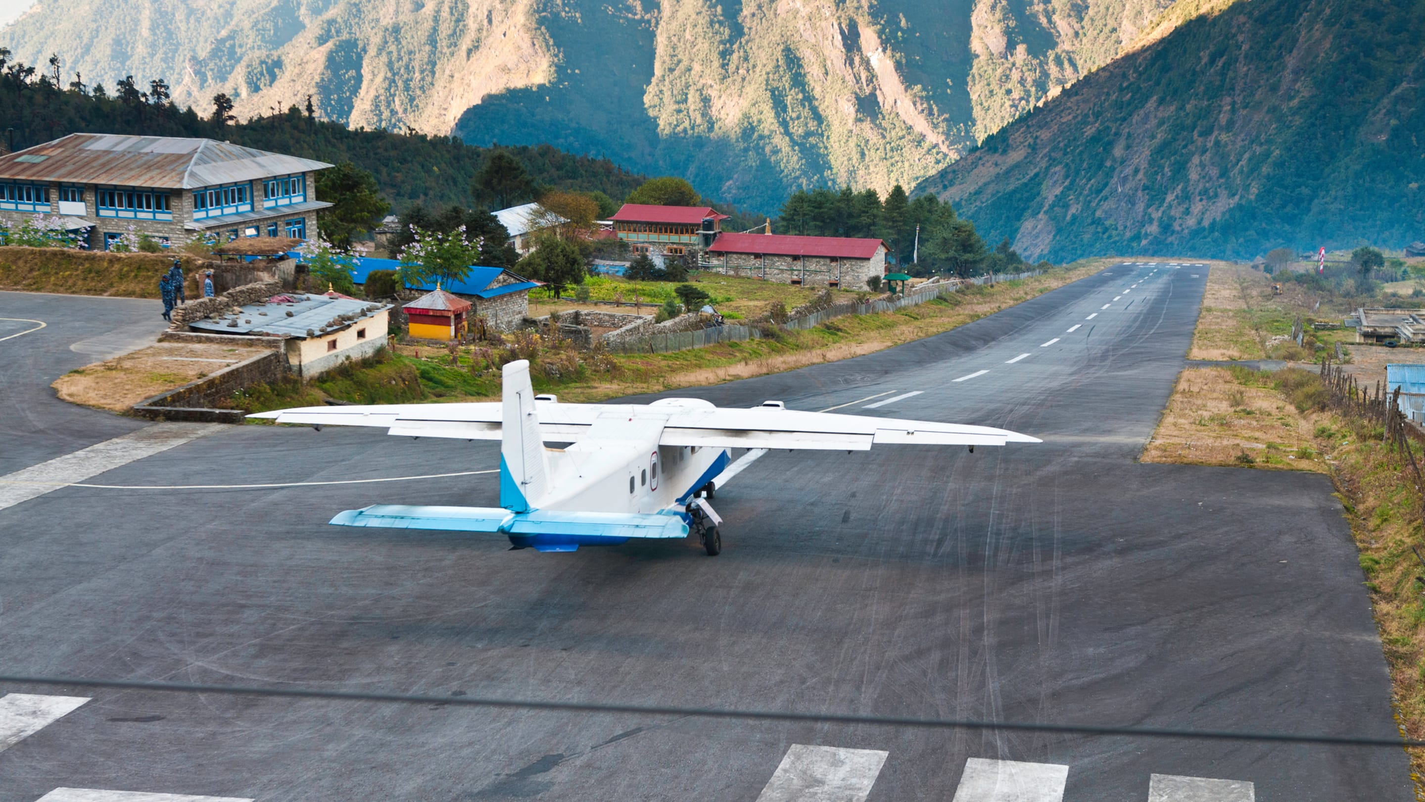 8 of the World’s Most Terrifying Airport Landings You Have to See to Believe