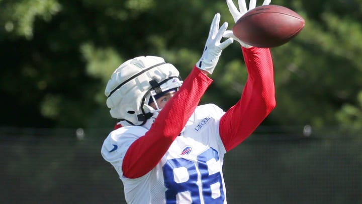 Bills tight end Dalton Kincaid pulls in a pass as he runs across the middle.