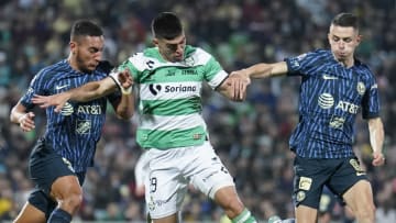 El argentino Juan Brunetta de Santos Laguna sufre la marca del uruguayo Sebastián Cáceres y del español Álvaro Fidalgo durante el Clausura 2023.