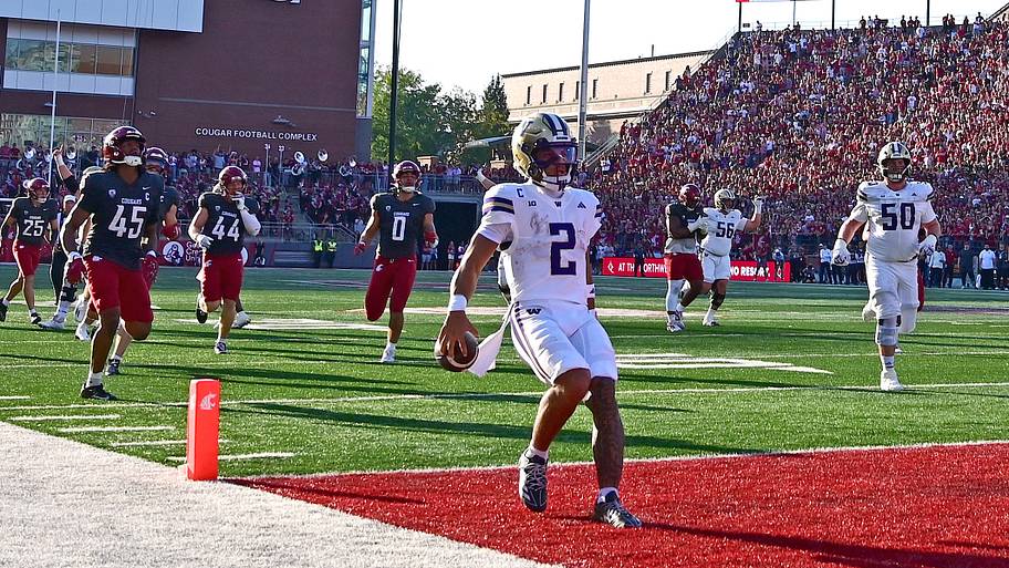 Washington Huskies quarterback Demond Williams Jr. carries the ball in for a touchdown against the Washington State Cougars.