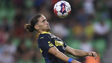 Miguel Crespo topu kontrol ediyor.