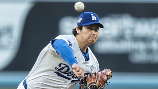 El lanzador de los Dodgers, Shohei Ohtani, lanza en el Juego 4 de la Serie Mundial 2025