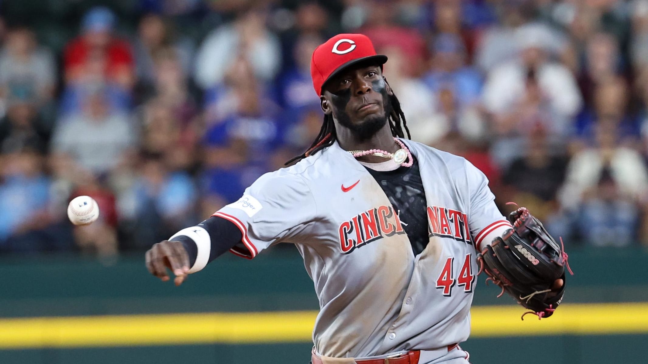 Reds shortstop Elly De La Cruz turns a double play