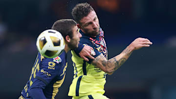 Alek Álvarez de los Pumas y Miguel Layún del América durante los cuartos de final del Grita México 2021.