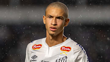 Promessa da base, Vinícius Lira assina novo vínculo com o Santos