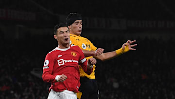 Raúl Jiménez disputando un cabezazo con Cristiano Ronaldo