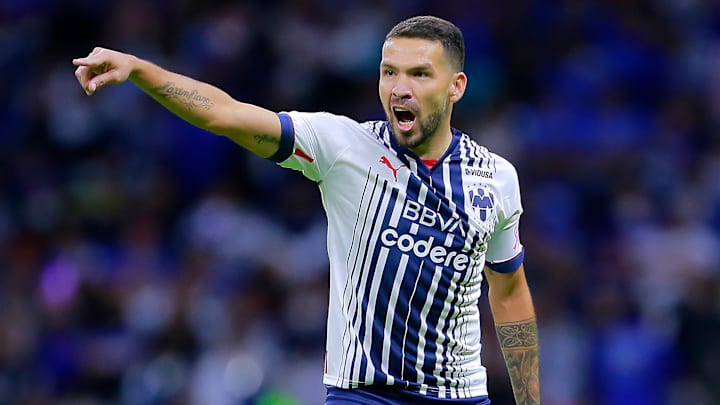 Para darle cabida al español Sergio Canales, Rayados decidió sacrificar a su capitán, el paraguayo Celso Ortiz.