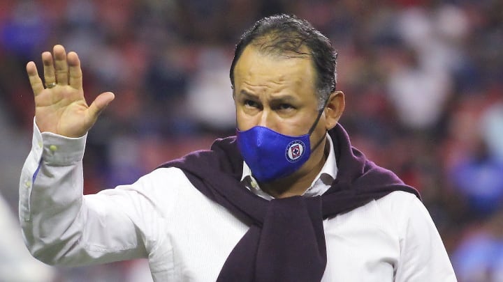 El peruano Juan Reynoso, técnico de Cruz Azul, apunta para el bicampeonato de Liga MX, pero viene un calendario complicado.