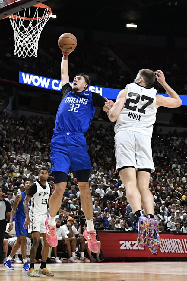 Dallas Mavericks forward Cooper Flagg dunks against San Antonio Spurs forward Riley Minix