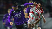 El colombiano Nicolás Benedetti (Mazatlán) es perseguido por Alonso Escoboza (Necaxa) en el Clausura 2022.