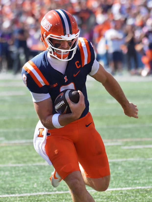 Illinois quarterback Luke Altmye