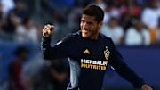 El jugador Jonathan Dos Santos celebra un gol con el LA Galaxy.