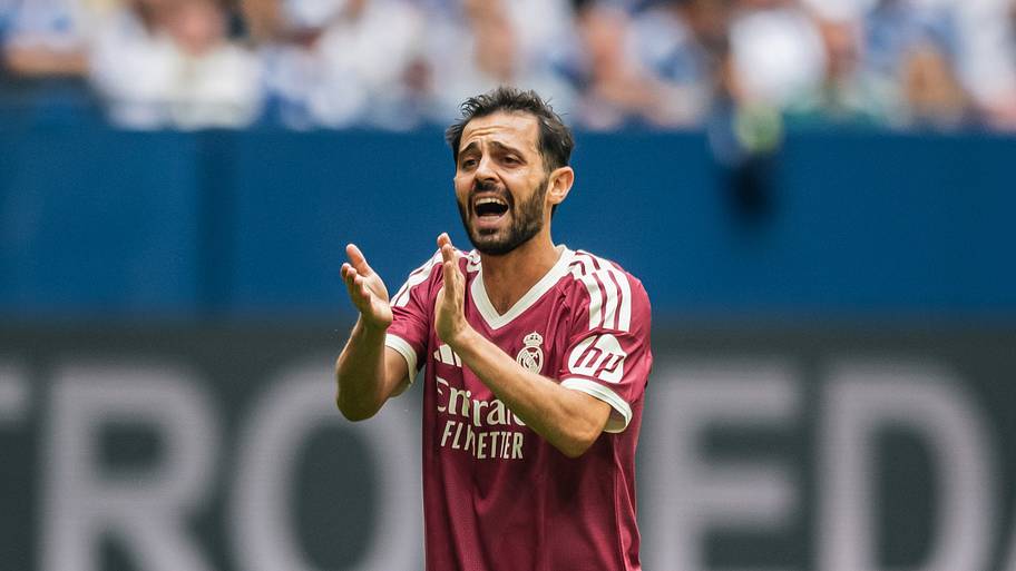 Bernardo Silva clapping.