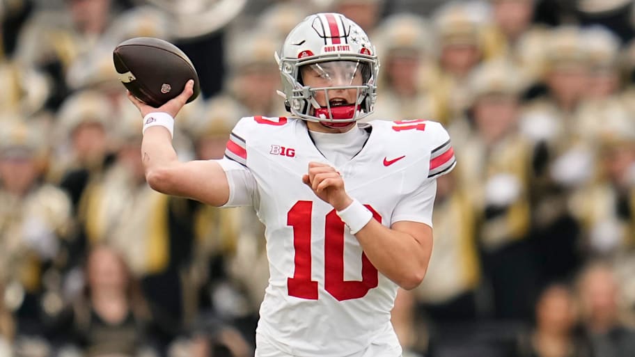 Julian Sayin throws the ball