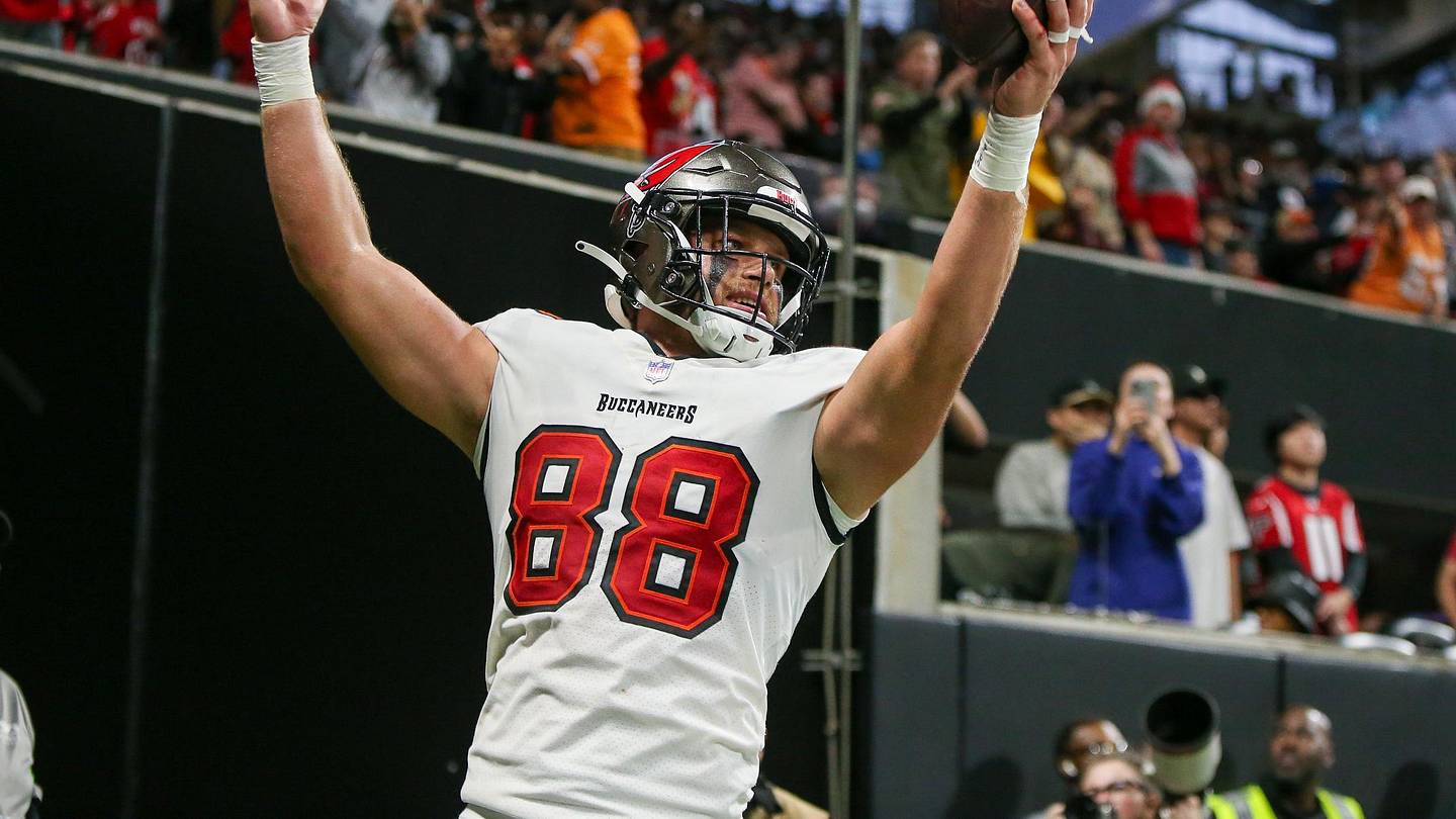 Huskies Hold Big Reunion in Tampa With 6 on Bucs Roster - Vimarsana News