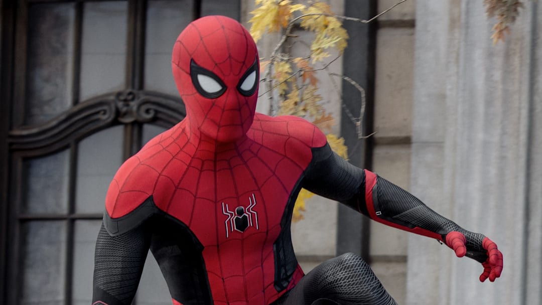 Doctor Strange (Benedict Cumberbatch) looks on at Spider-Man in Columbia Pictures' SPIDER-MAN: NO WAY HOME. Courtesy of Sony Pictures. ©2021 CTMG. All Rights Reserved. MARVEL and all related character names: © & ™ 2021 MARVEL