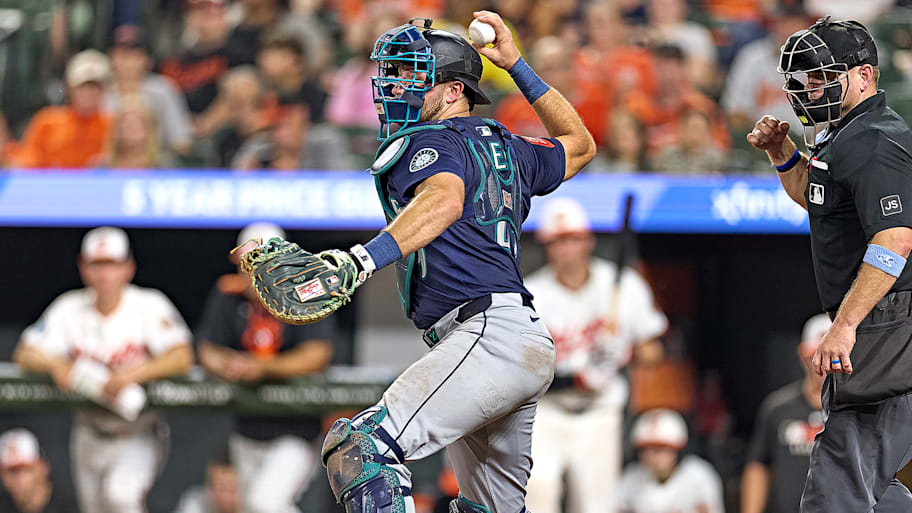 Cal Raleigh catching