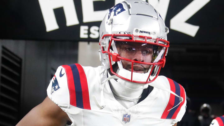 Dec 7, 2023; Pittsburgh, Pennsylvania, USA;  New England Patriots wide receiver JuJu Smith-Schuster (7) takes the field against the Pittsburgh Steelers at Acrisure Stadium. Mandatory Credit: Charles LeClaire-USA TODAY Sports