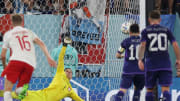Wojciech Szczesny stoppe un nouveau penalty dans cette Coupe du monde.