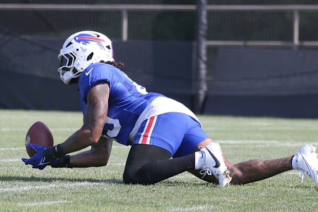 Bills linebacker Shaq Thompson makes a diving catch during position drills during day six of Buffalo Bills training camp.