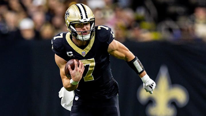 Nov 17, 2024; New Orleans, Louisiana, USA; New Orleans Saints tight end Taysom Hill (7) runs after a catch against the Cleveland Browns during the first half at Caesars Superdome. Mandatory Credit: Stephen Lew-Imagn Images Nov 17, 2024; New Orleans, Louisiana, USA; New Orleans Saints tight end Taysom Hill (7) runs after a catch against the Cleveland Browns during the first half at Caesars Superdome. Mandatory Credit: Stephen Lew-Imagn Images