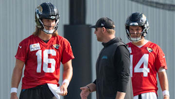 Jacksonville Jaguars quarterback Trevor Lawrence (16) and Jacksonville Jaguars head coach Liam Coen talk while quarterback Nick Mullens listens during the Jaguar’s 12th NFL training camp session at the Miller Electric Center, Thursday, Aug. 7, 2025, in Jacksonville, Fla. [Doug Engle/Florida Times-Union]