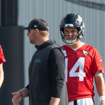 Jacksonville Jaguars quarterback Trevor Lawrence (16) and Jacksonville Jaguars head coach Liam Coen talk while quarterback Nick Mullens listens during the Jaguar’s 12th NFL training camp session at the Miller Electric Center, Thursday, Aug. 7, 2025, in Jacksonville, Fla. [Doug Engle/Florida Times-Union]