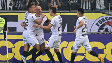 Fábio Santos, que atuou no Galo entre 2016 e 2020, fez os dois gols do Corinthians