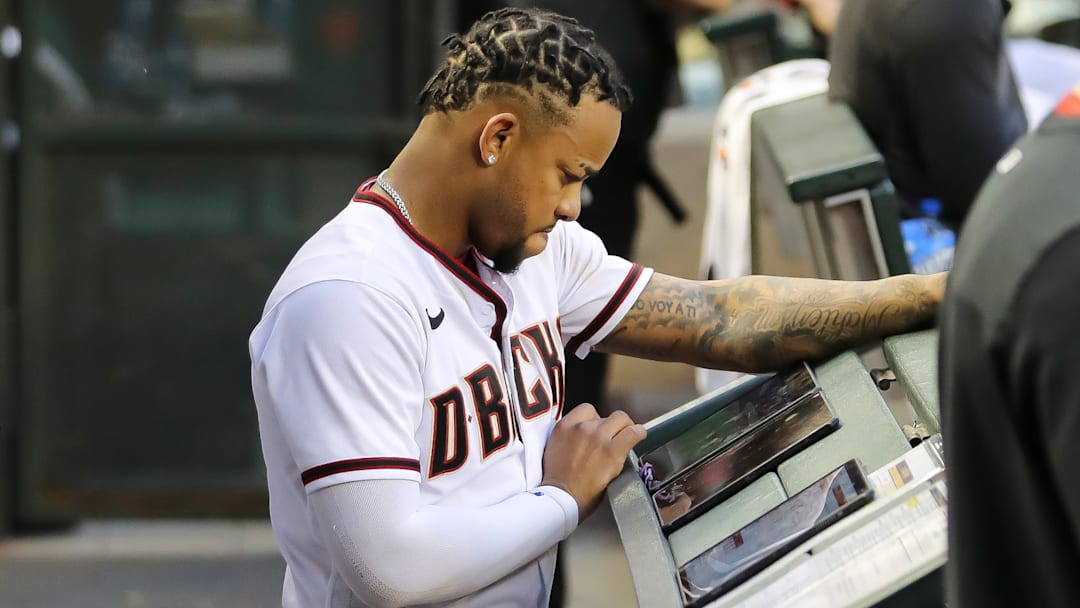 Ketel Marte, de los Arizona Diamondbacks utiliza un iPad en el dugout durante el juego de MLB contra los San Diego Padres