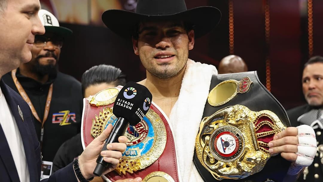 El campeón mexicano posa con los cinturones unificados de la AMB y la OMB tras una noche consagratoria