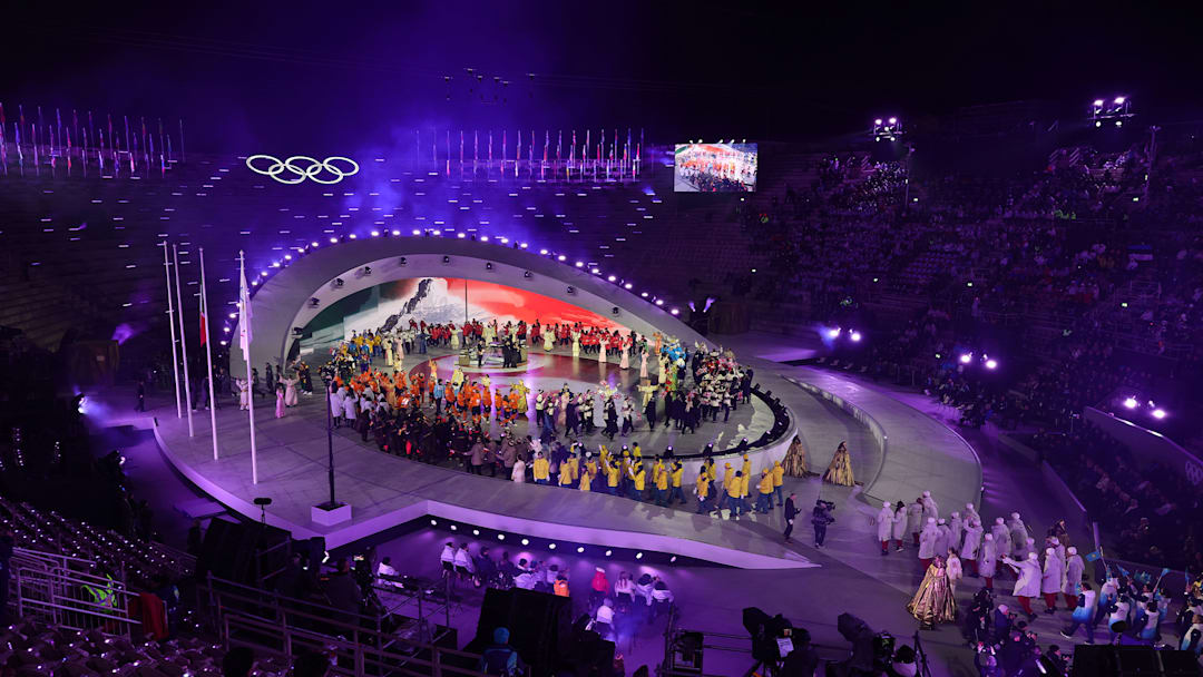 Los abanderados desfilan durante la ceremonia de clausura de los Juegos Olímpicos de Invierno Milano Cortina 2026 en la Arena de Verona, en Verona, norte de Italia