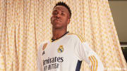 Vinicius Jr mengenakan jersey baru Real Madrid musim 2023/24