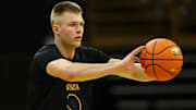 Iowa Hawkeyes guard Bennett Stirtz