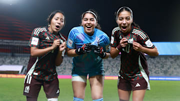 Valentina Murrieta, centro, está en camino de superar su sueño: ser la mejor portera de México.