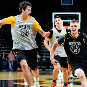 Iowa Hawkeyes guard Bennett Stirtz driving on his teammates