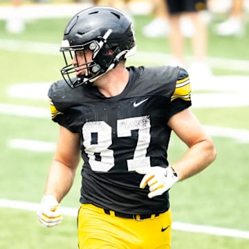 Iowa Hawkeyes tight end Addison Ostrenga