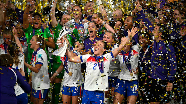 Las jugadoras de Inglaterra levantan el trofeo mientras celebran su triunfo en la final de la Eurocopa Femenina 2025 ante España, disputada el 27 de julio de 2025 en el estadio St. Jakob-Park de Basilea.