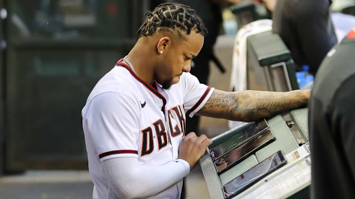 Ketel Marte, de los Arizona Diamondbacks utiliza un iPad en el dugout durante el juego de MLB contra los San Diego Padres Ketel Marte, de los Arizona Diamondbacks utiliza un iPad en el dugout durante el juego de MLB contra los San Diego Padres