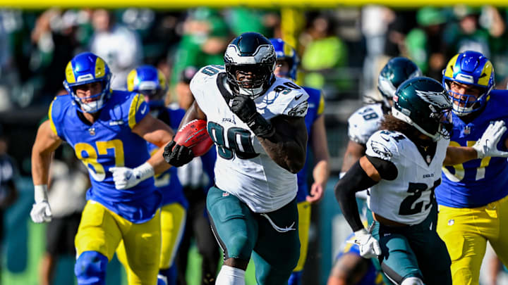 Jordan Davis de los Eagles devuelve un gol de campo bloqueado para touchdown ante los Rams Jordan Davis de los Eagles devuelve un gol de campo bloqueado para touchdown ante los Rams