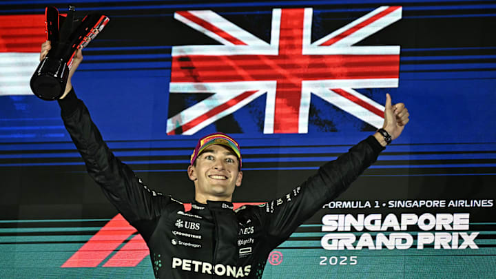 El piloto británico de Mercedes, George Russell, celebra en el podio tras ganar el Gran Premio nocturno de Singapur de Fórmula 1