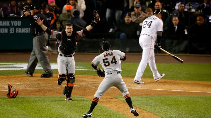 Sergio Romo celebra el último out de la Serie Mundial de 2012: un ponche al MVP Miguel Cabrera