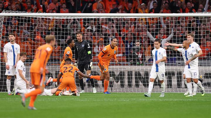 Virgil van Dijk, capitán de la selección de los Países Bajos, celebra tras anotar el segundo gol del equipo Virgil van Dijk, capitán de la selección de los Países Bajos, celebra tras anotar el segundo gol del equipo