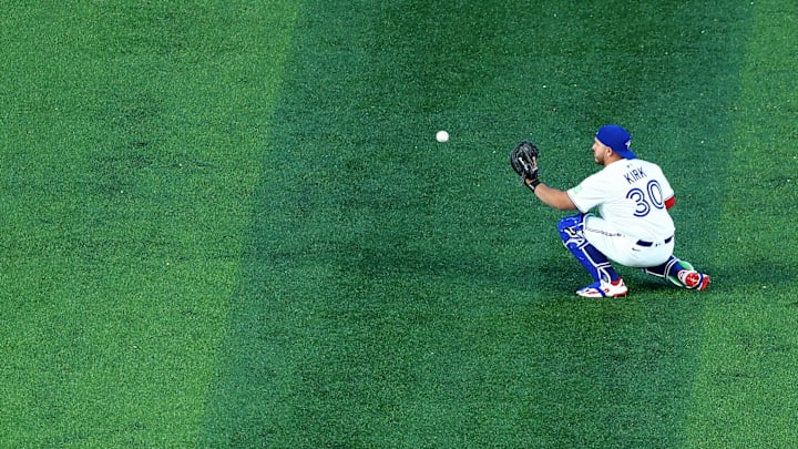 Alejandro Kirk podría convertirse en el primer catcher de los Blue Jays en ganar un Guante de Oro