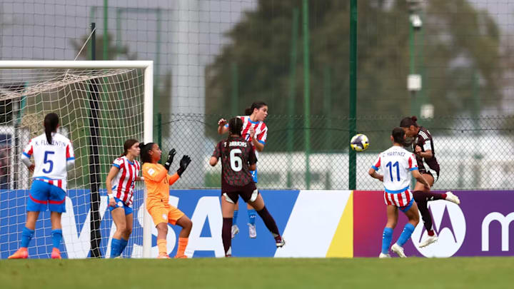 Berenice Ibarra, zaguera mexicana, hizo un remate perfecto para anotar el gol de México ante Paraguay.