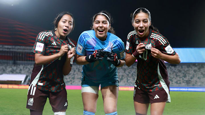 Valentina Murrieta, centro, está en camino de superar su sueño: ser la mejor portera de México.